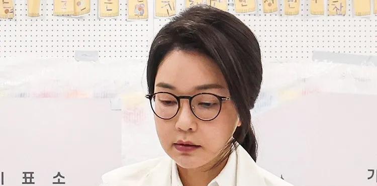 老虎出山了！
韩国前总统尹锡悦的夫人金建希在6日将首次被特检组传唤调查。该特检组