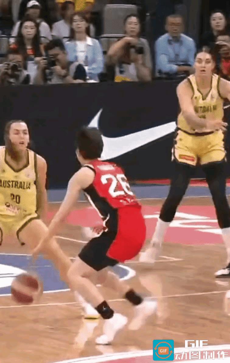 难怪田中心的三分如此神准，原来是这位小将平时的训练超乎寻常，你猜怎么着？
田中心