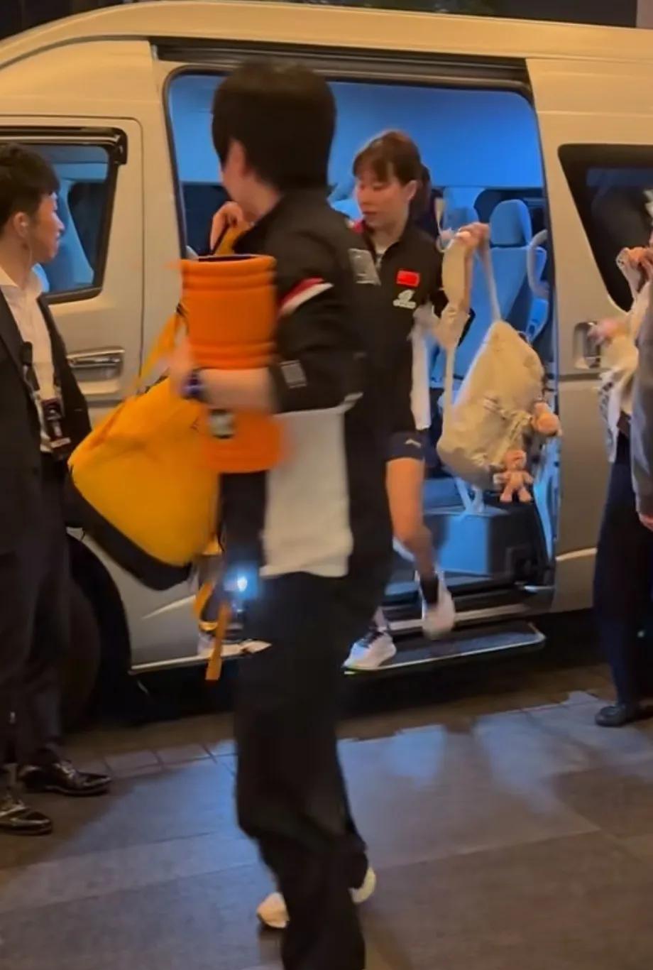 同同拎着奖杯回来了。
这是同同的第一个冠军赛奖杯。估计也是没经验啊，直接拎着奖杯