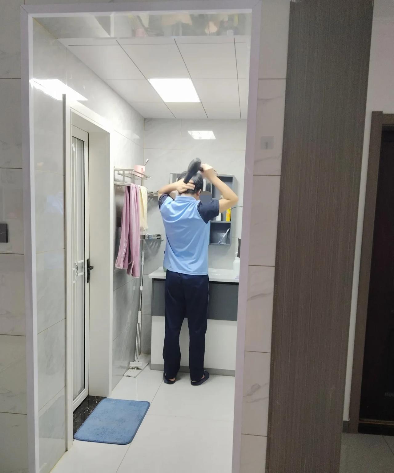 今天上学去了，不太顺利，勉强去了。今早我6:05喊他第一遍，喊过没有动静；6:1