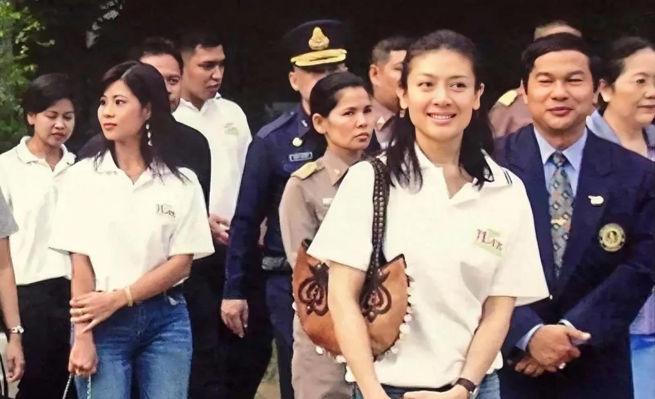 老瓜新吃，这是二十年前泰国王妃西拉米（右边）和当时仆人的苏提拉同框，那是没有科技