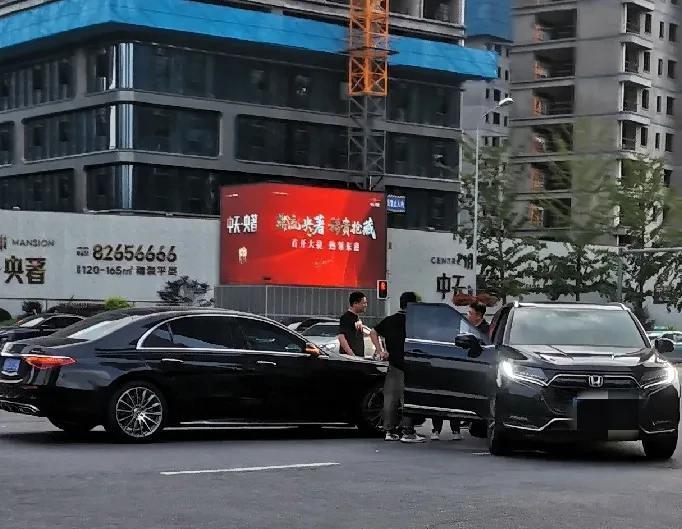 是不是天热的原因？2公里之内，今晚发生两起交通事故！
就在刚刚，两辆黑色私家车在