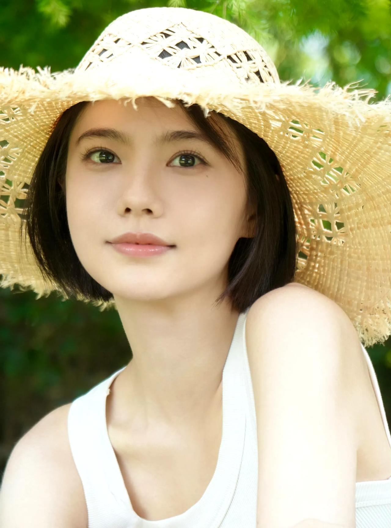 阳光正好，微风不燥，戴上草帽，带着我的毛孩子在绿意里撒欢。咬一口清甜的苹果，和它