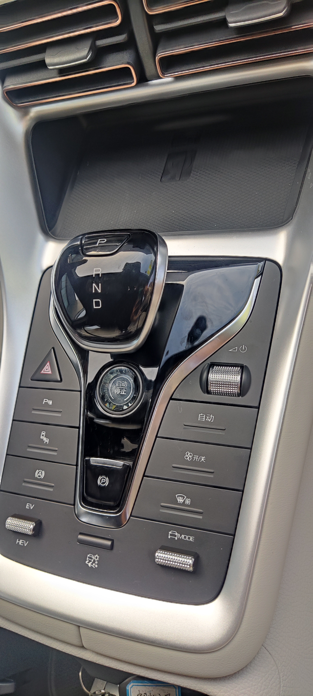 不会开车了，伙计们。。
朋友给我说了句：为什么前进是往后挂挡，后退是往前挂挡。