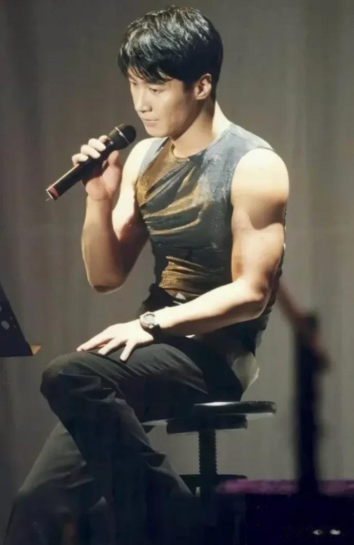 男星的身高有180cm真的不矮了，来看黎明180的骨架。 
现在好像180是男明