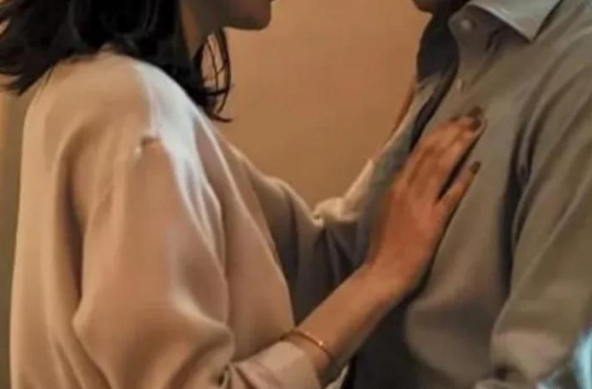 上海奉贤一已婚男子，约情人在他的出租屋里办事儿，两人一起洗完澡躺床上，情人却说头