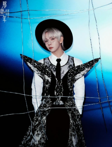 胡夏这波操作堪称“悬念管理大师”！先用彩排造型点燃期待，再以最本真的黑发状态登台