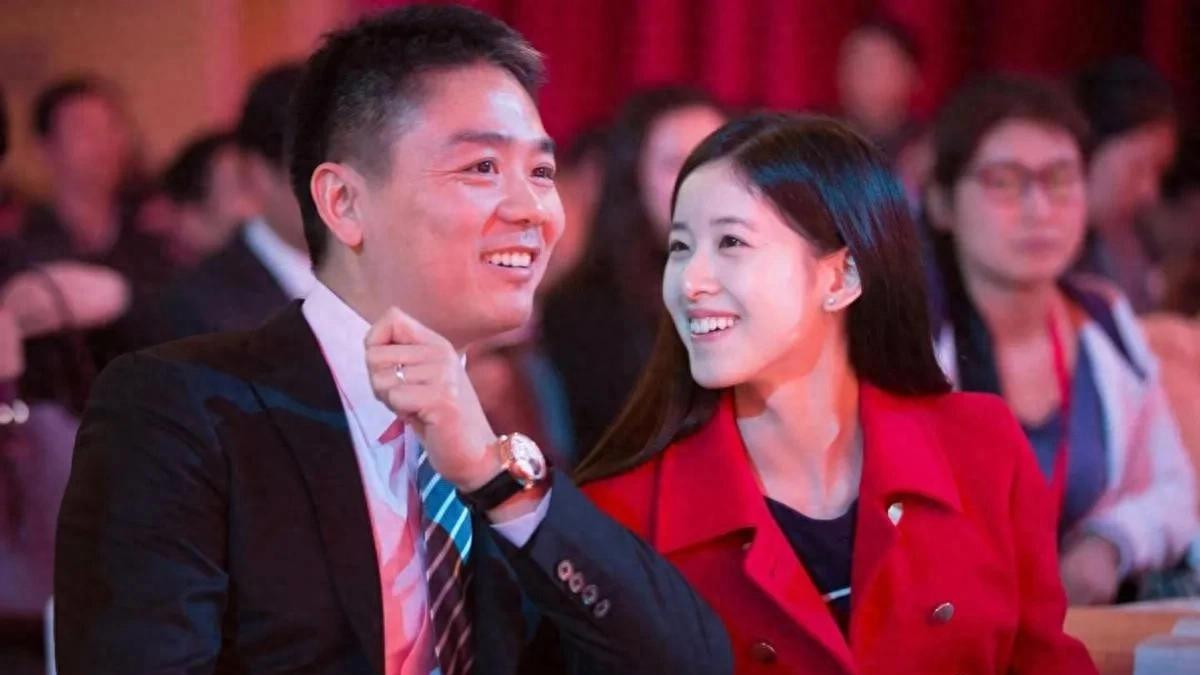“奶茶妹”章泽天香港看展被偶遇！随身翻译引猜测，神情戒备 ！