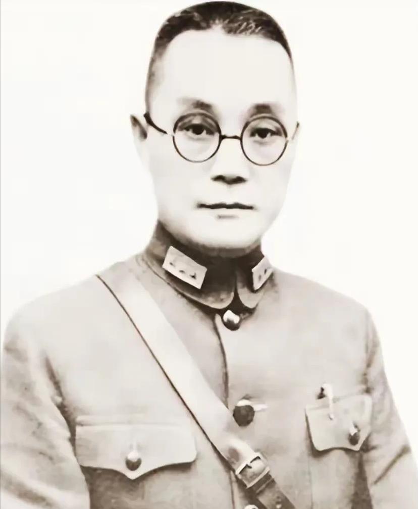 1949年12月9日凌晨，成都北校场的官邸里，潘文华的手枪保险栓发出"咔嗒"声响