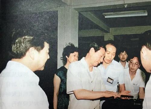 1988年7月12日，在上海市虹口区考察东方箱包厂。左一为中共上海市虹口区委副书