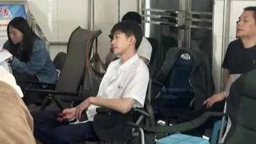 41岁张翰再扮高中生，油腻滤镜碎一地，娱乐圈"扮嫩风"何时休？