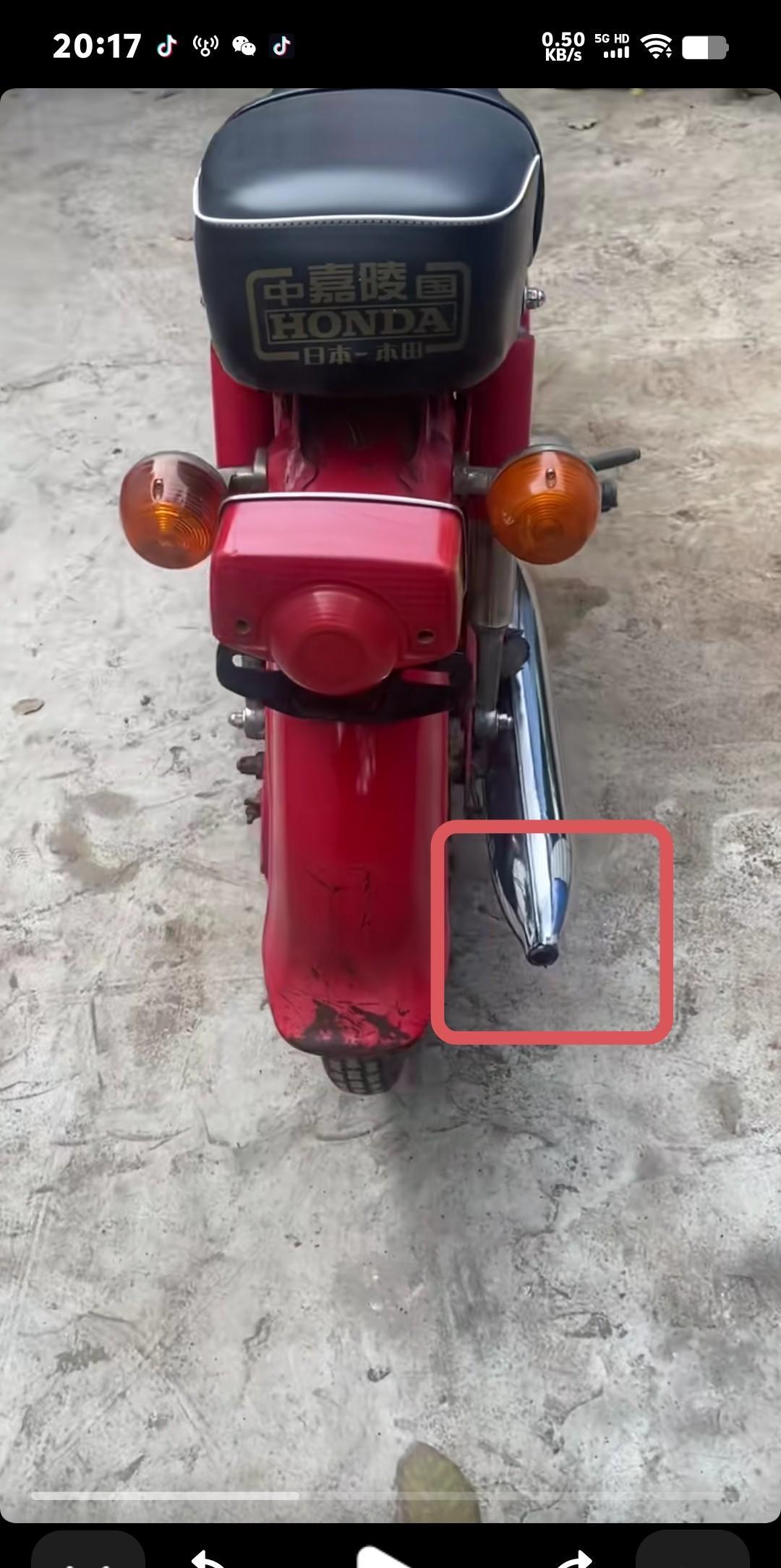 像这种烟筒的摩托车，都是进口车……