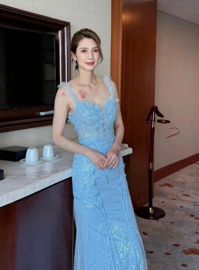 洪欣53岁了还是美得很突出，果然是能和李嘉欣叫板的女人