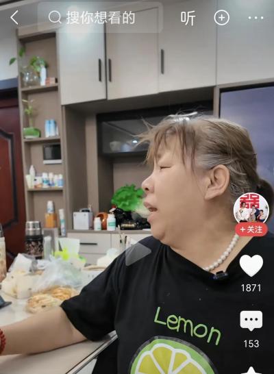 哇，难怪冬青敢在苏州置业！原来她早已是名副其实的富婆！  



视频中，冬青的