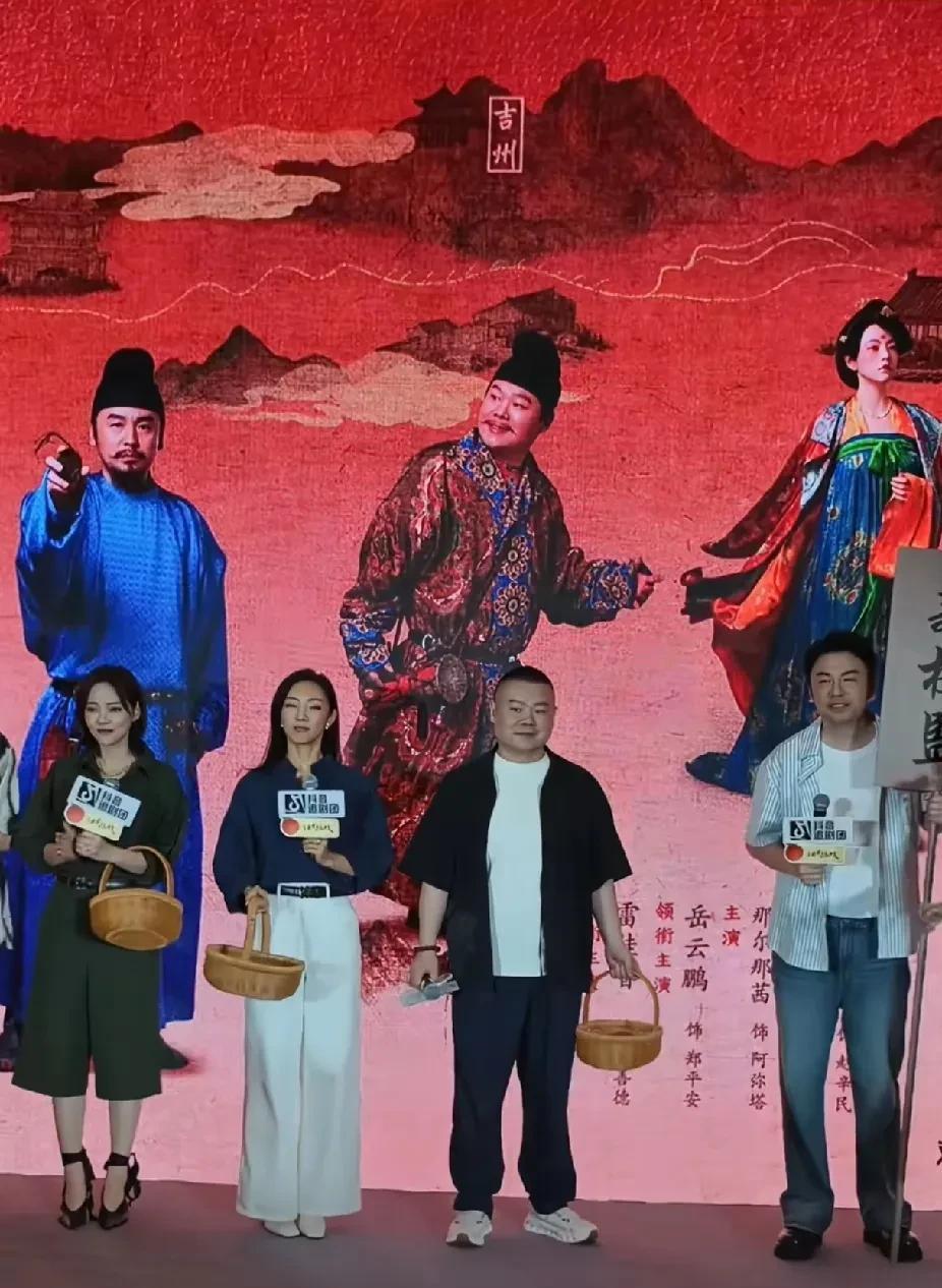 那尔那茜现身《长安的荔枝》宣传活动，
刚一上台就被观众大骂，
没想到她的反应亮了