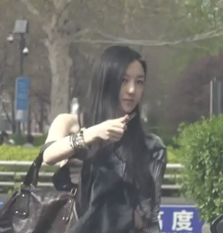 李嫣回北京逛商场 宽肩窄腰身材随王菲