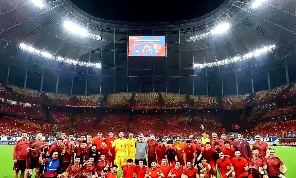 全国人民要衷心的感谢男子足球队。
请看一下他们世界杯之旅被淘汰后的合影，从教练到