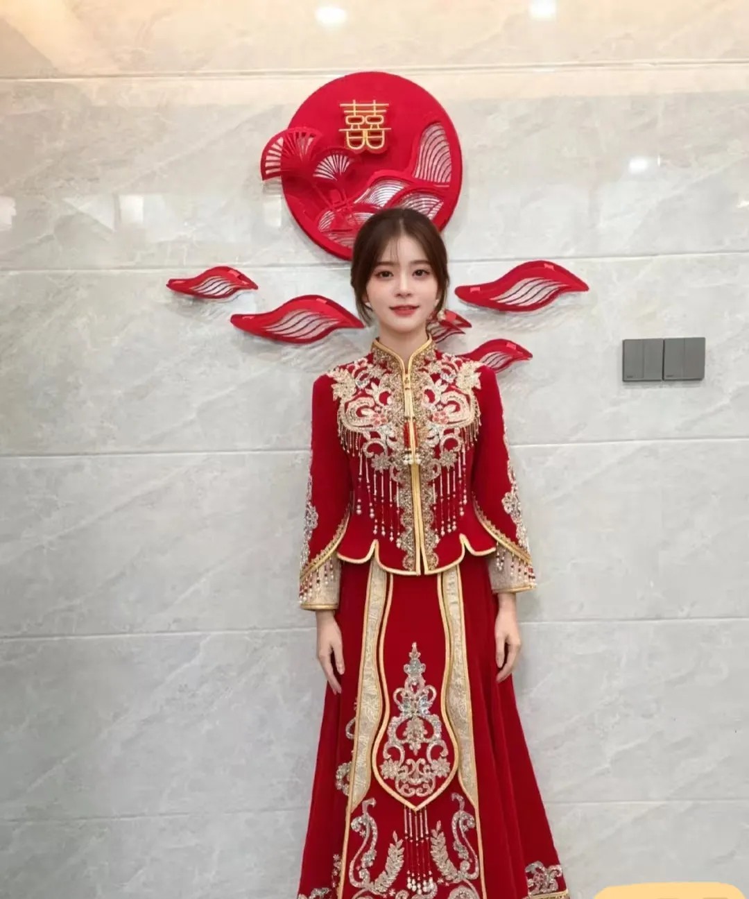 好纠结！
女儿下个月就要结婚了，其中的秀禾试了好多，最后选了这两个，二选一，但是