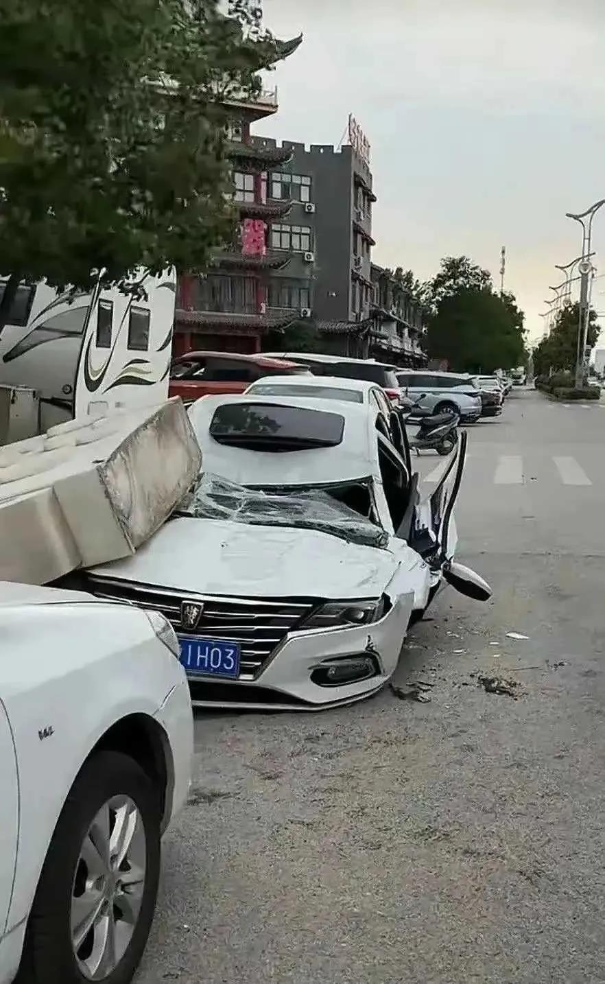 网友：早晨起来，看到车居然变成了这样，又高兴又后怕的...
