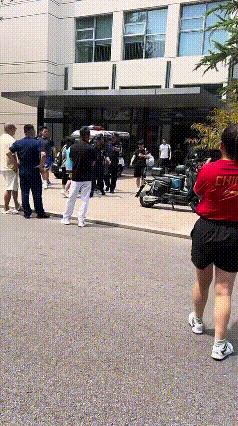 看来参加乒乓球赛的外来人员给莎莎造成不小的困扰啊，可能比外面围着的还厉害。
可能