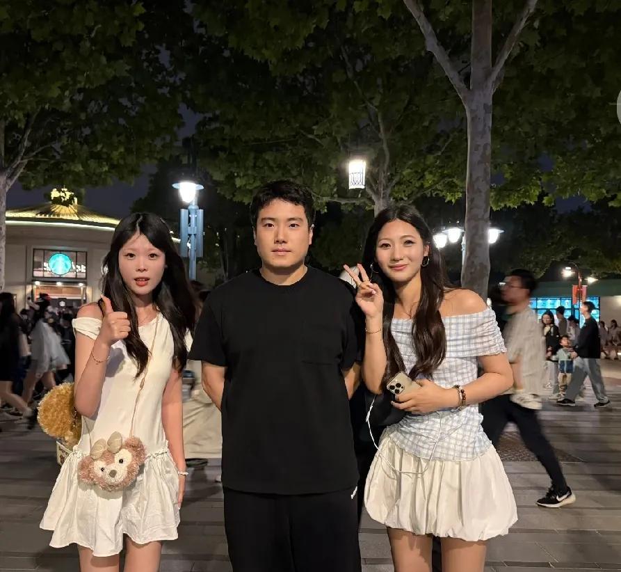 梁靖崑迪士尼之行曝光！
近日，国乒选手梁靖崑在迪士尼游玩的照片流出。照片中，梁靖