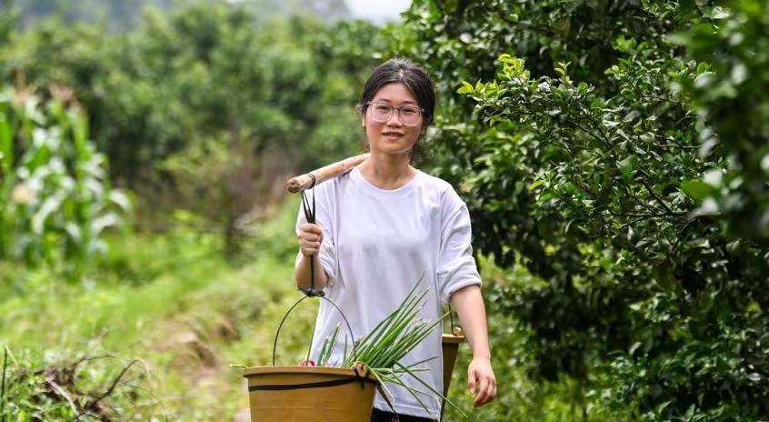 扁担女孩接受采访！记者问了四个问题提及资助，她的回答三观特正。高考结束的这一天下