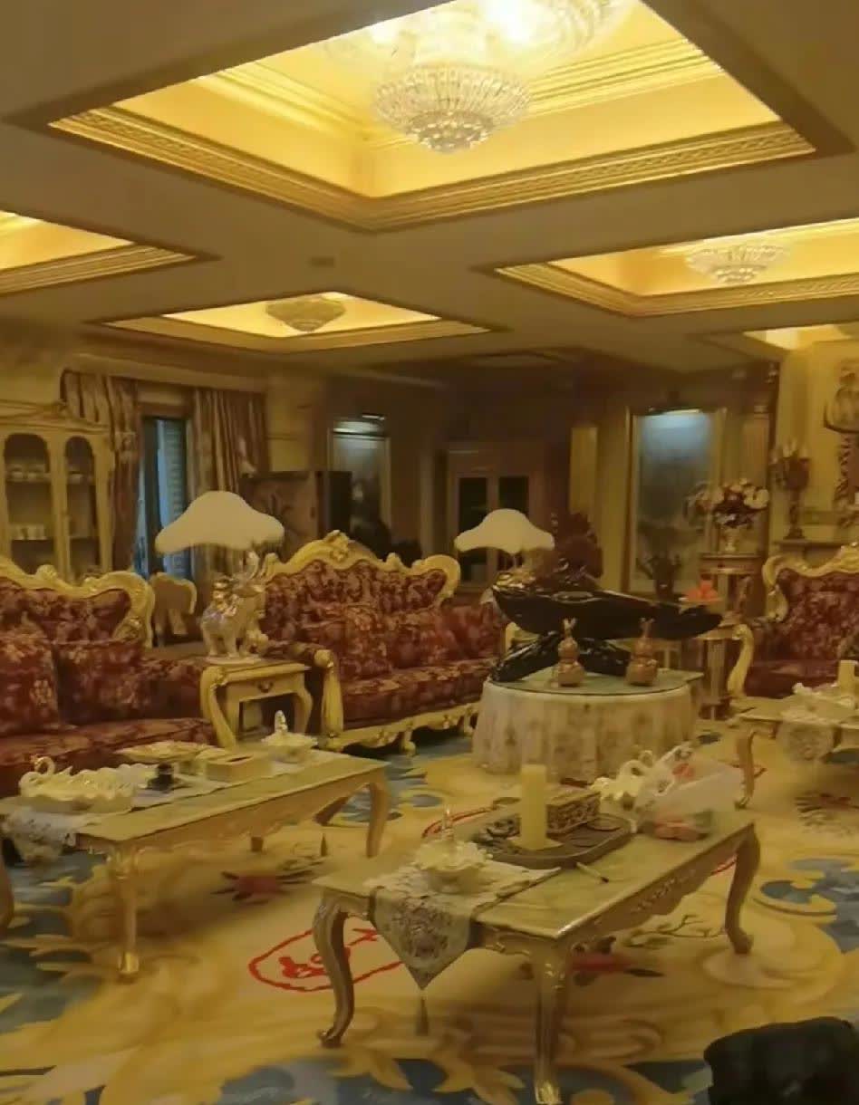 刷到方刚的豪宅，不就是小时候港剧里富豪家的装修风格嘛，就是这种复古的感觉。没想到