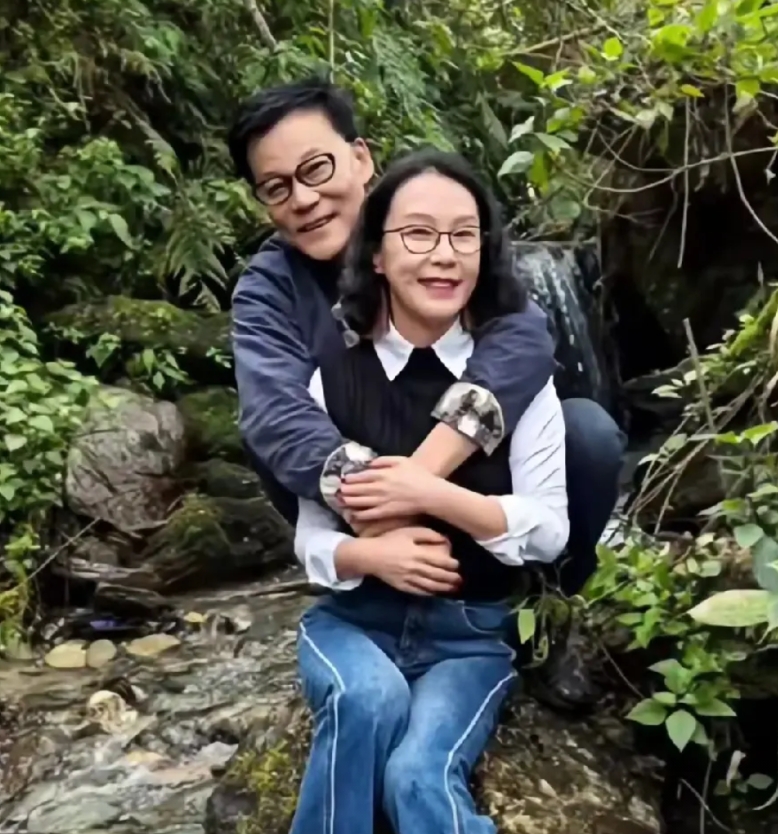 果然还是男人才懂男人！

我问老公，为什么李国庆总是要从背后紧紧地抱着张丹红？不