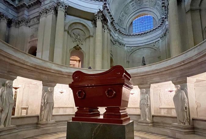 从1821年拿破仑死了，到现在已经过去200多年的时间了，他的棺椁从来没有打开过