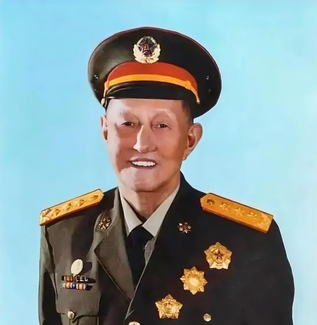 洪学智1913年出生在安徽金寨，家里穷得叮当响，幼年就没了妈，只能靠放牛糊口。1