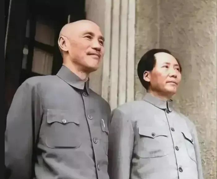 1945年，重庆谈判，毛主席与蒋介石的一张合影。实际中，毛主席个子高于蒋介石，这