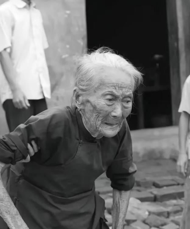 1939年，19岁少女被日军推进洗澡房，翻译官笑眯眯的说：“你有福了，你很漂亮，
