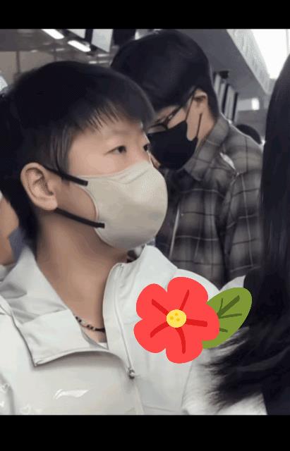 大头是真喜欢孩子
包括林诗栋这个大孩子
国乒出发澳门
大头一路都弄着小石头
要不
