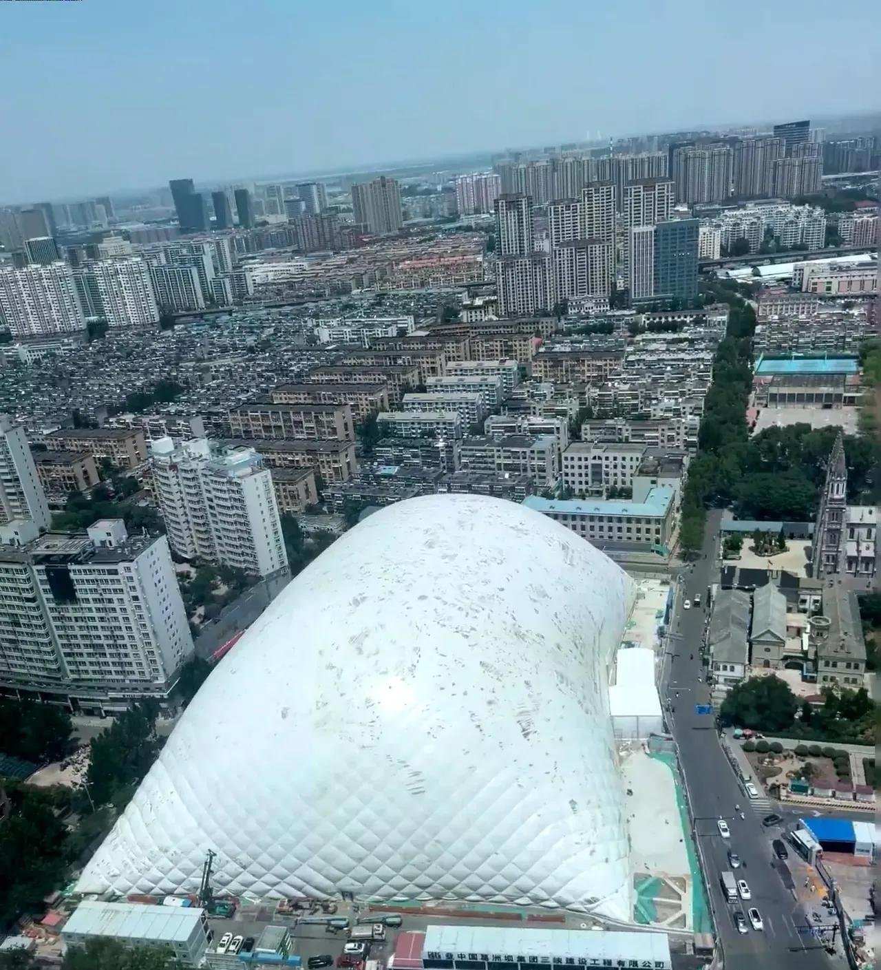 洪楼广场附近建筑工地上弄了个大气膜，仿佛落下了一块陨石。
这里面既不是什么体育场