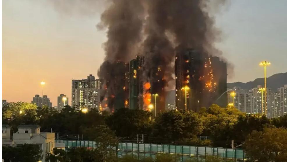 香港灾难级火灾：烈焰吞噬整片社区，国际媒体追问城市安全之殇