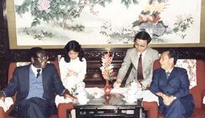 1985年8月，胡同志会见来访的津巴布韦总理穆加贝。穆加贝访问过中国九次，十分敬