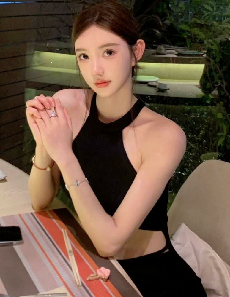 媳妇去参加烘焙大赛，她的评委朋友来试吃我的作品。