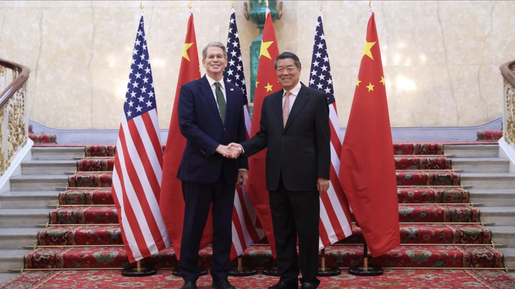 快讯！美国继续对中国保留55%关税，中国对美国保留10%关税。
这是特朗普在他的