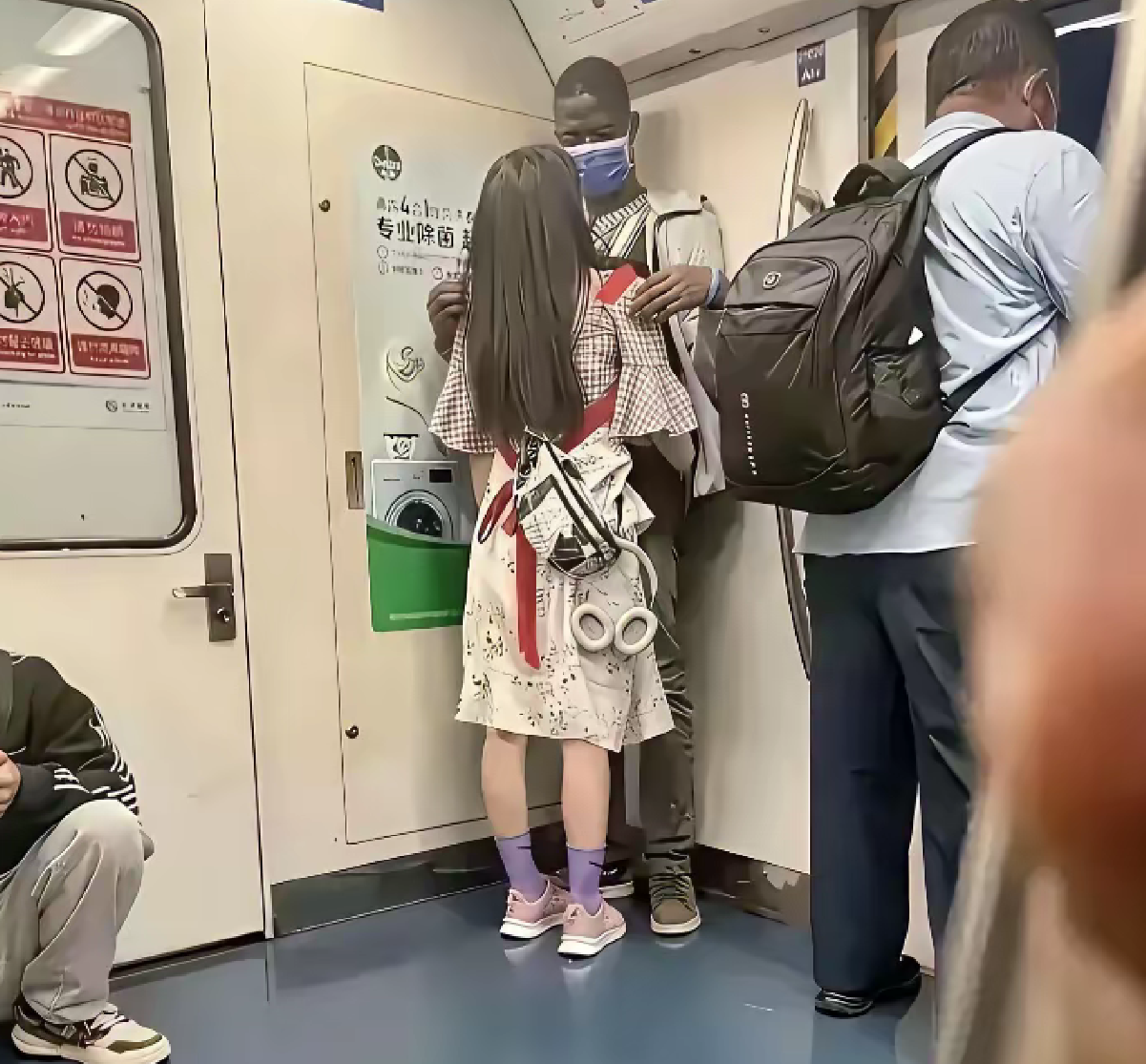 如果不是地铁上的汉字
我还以为是在国外