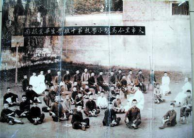 这两位英气勃发的少年，一位后来成为开国上将，另一位成正国级
