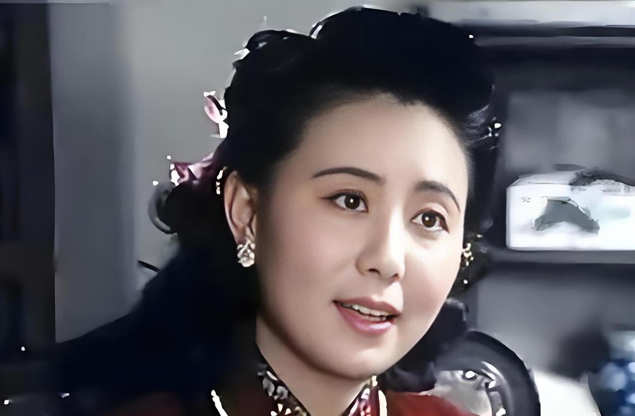 她在1980年代是中国影坛一颗璀璨的明星，以端庄秀雅、温柔娴静的独特气质深受观众