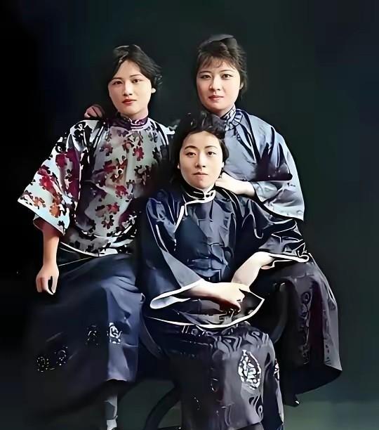 历史上宋氏三姐妹的真实照片，
宋庆龄颜值最高，
大姐长相最为普通
宋家三姐妹分别