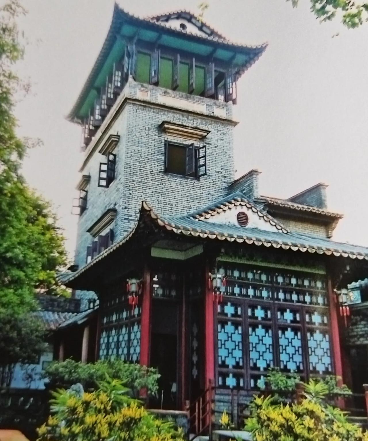 东莞，一座蓬勃的城
在南国的大地之上，
有一座年轻的城市闪耀光芒。
东莞，你是时