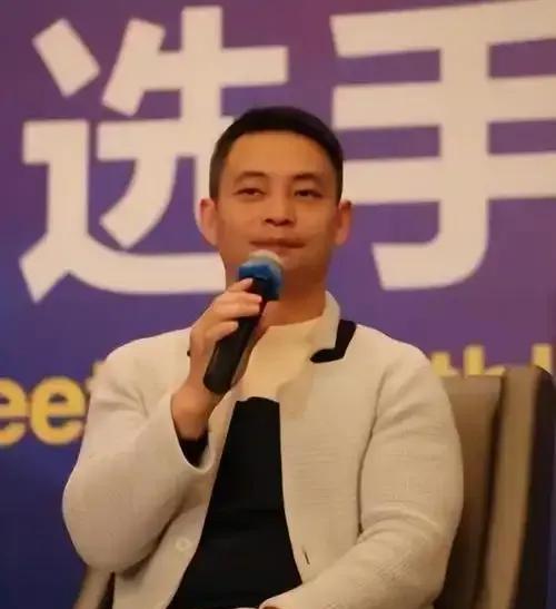李大双在聚会上的言论引发争议，他疑似暗讽前妻李琳“没找到合适的人生娃”。此语一出