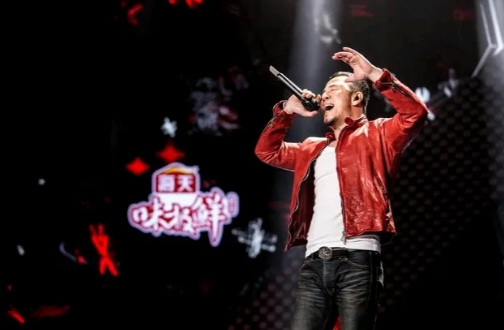 杨坤为什么还能一直活跃在荧屏？
说实话，我是有些不明白的！[what]
论唱歌水