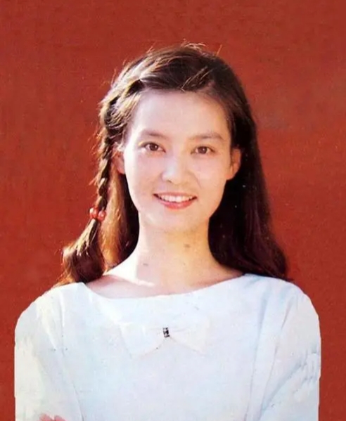 1979年，刚结婚1年的潘虹，出轨了导演杨延晋。杨延晋的妻子洪融可不是省油的灯，