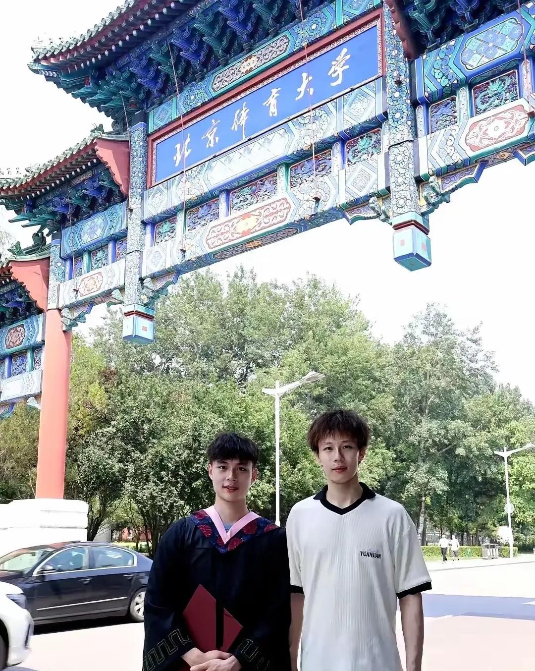 6月18日北京体育大学毕业典礼上，国乒老将林高远现身陪弟弟黎俊辉毕业。他和弟弟站