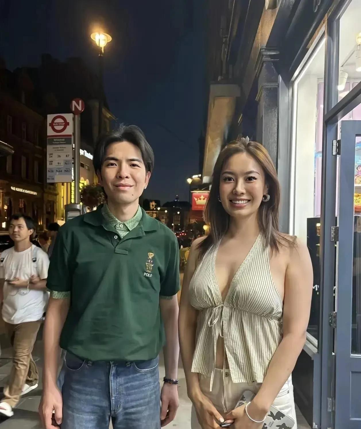 网友国外偶遇萧敬腾，婚后明显变得更帅了，一袭复古森林绿搭配牛仔裤，真的超级衬肤色