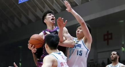 三场比赛下来，中国男篮这几名球员显然不合格。  
一、余嘉豪。  
又慢又软，进