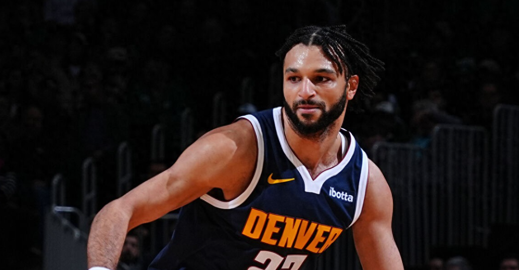 NBA常规赛继续进行，丹佛掘金对阵波士顿凯尔特人。
前三节比赛两队开启了缠斗模式